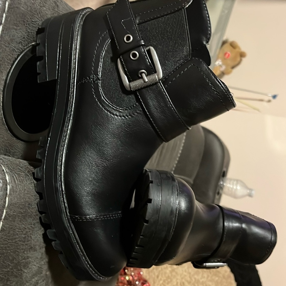 Simple boots size 8￼